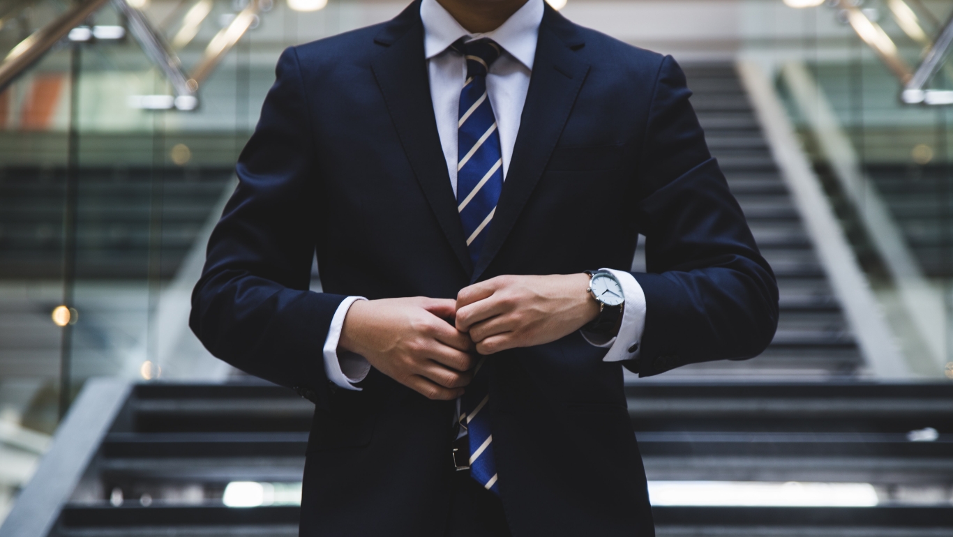 スーツ姿の会社員の写真