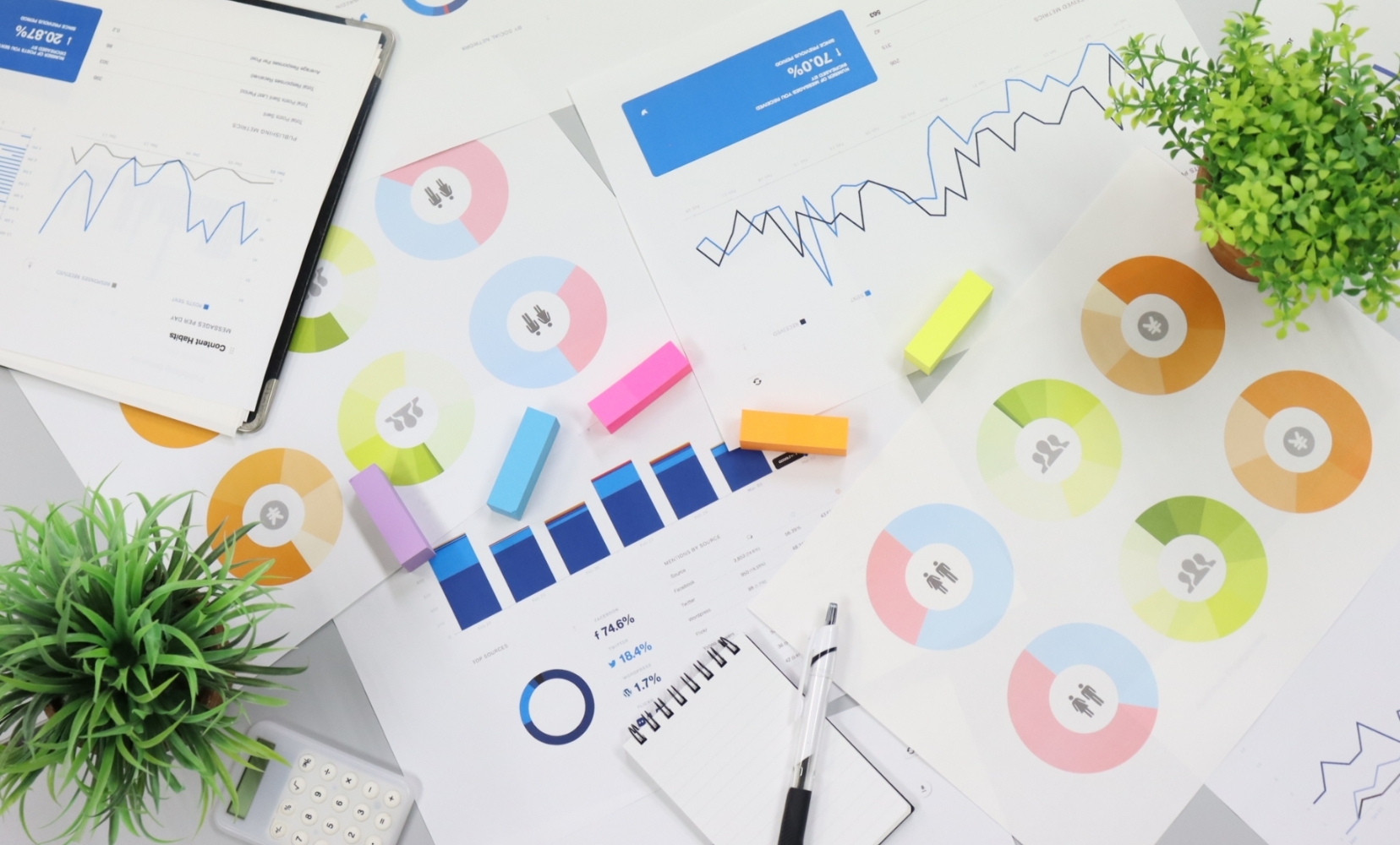 デスクの上の資料写真